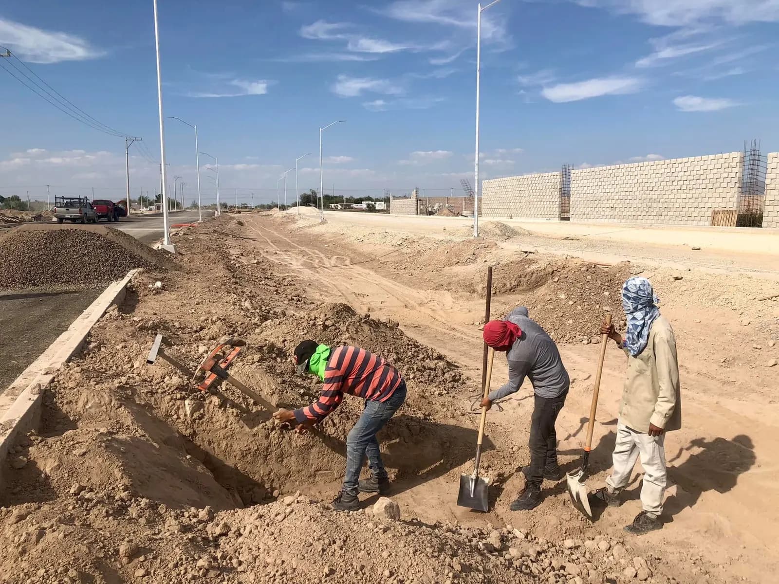 Cuadrilla abriendo cepas para árboles en el camellón