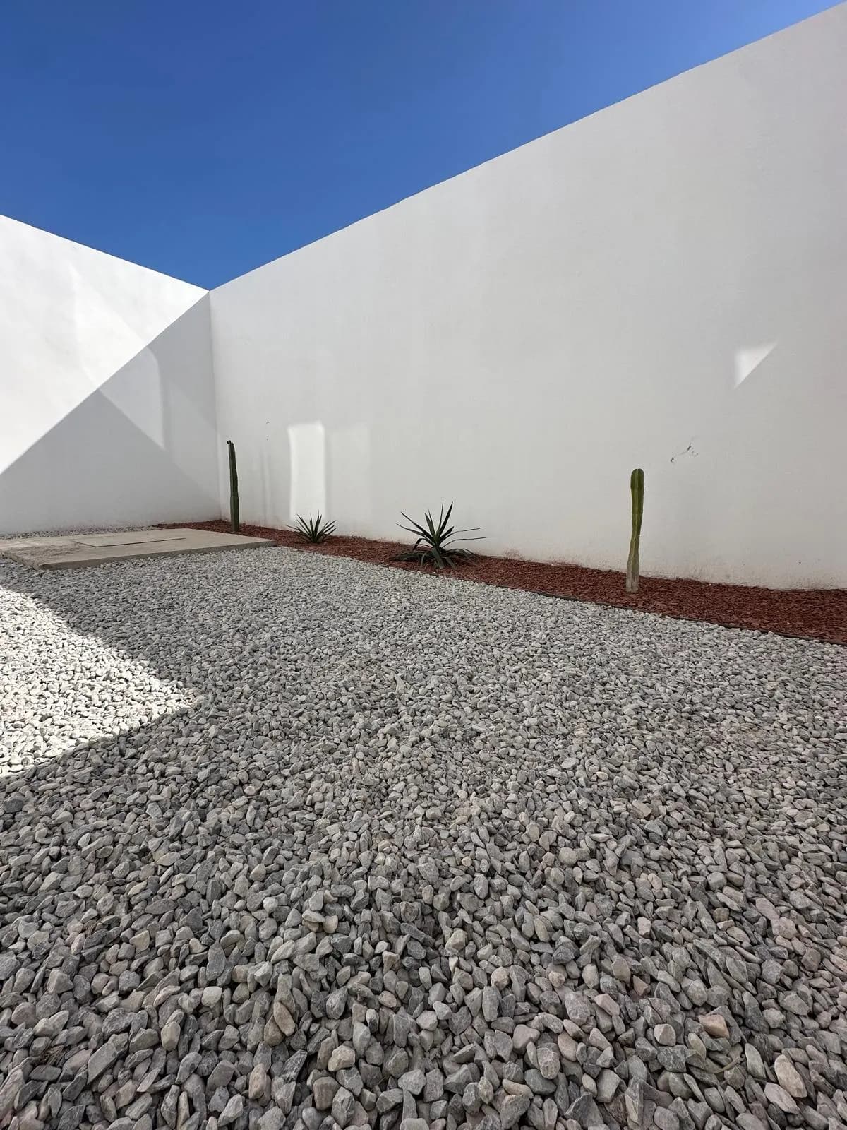 Otra vista del jardín de grava de la casa muestra