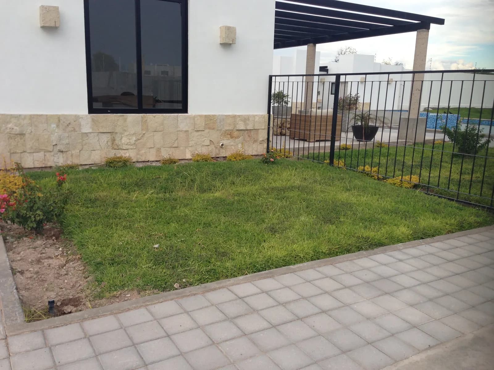 Área verde junto a la casa club