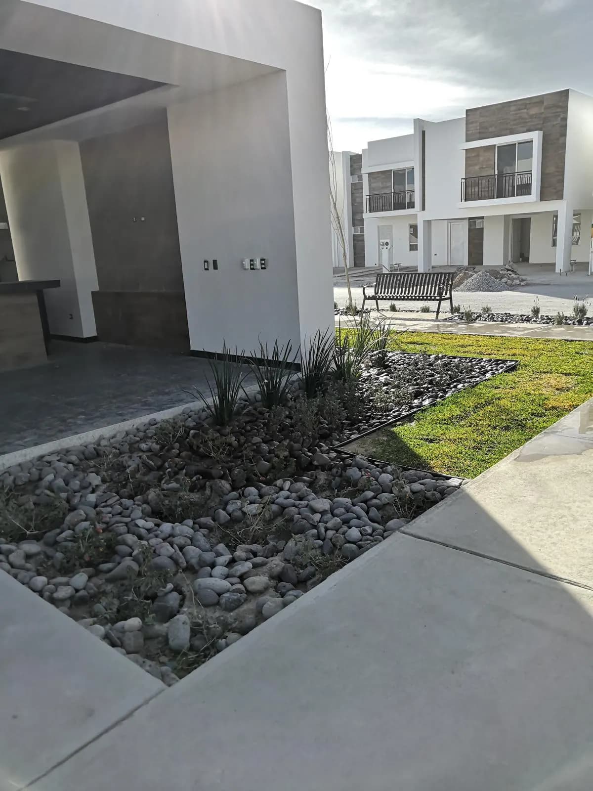 Jardinera de piedra de río con agaves