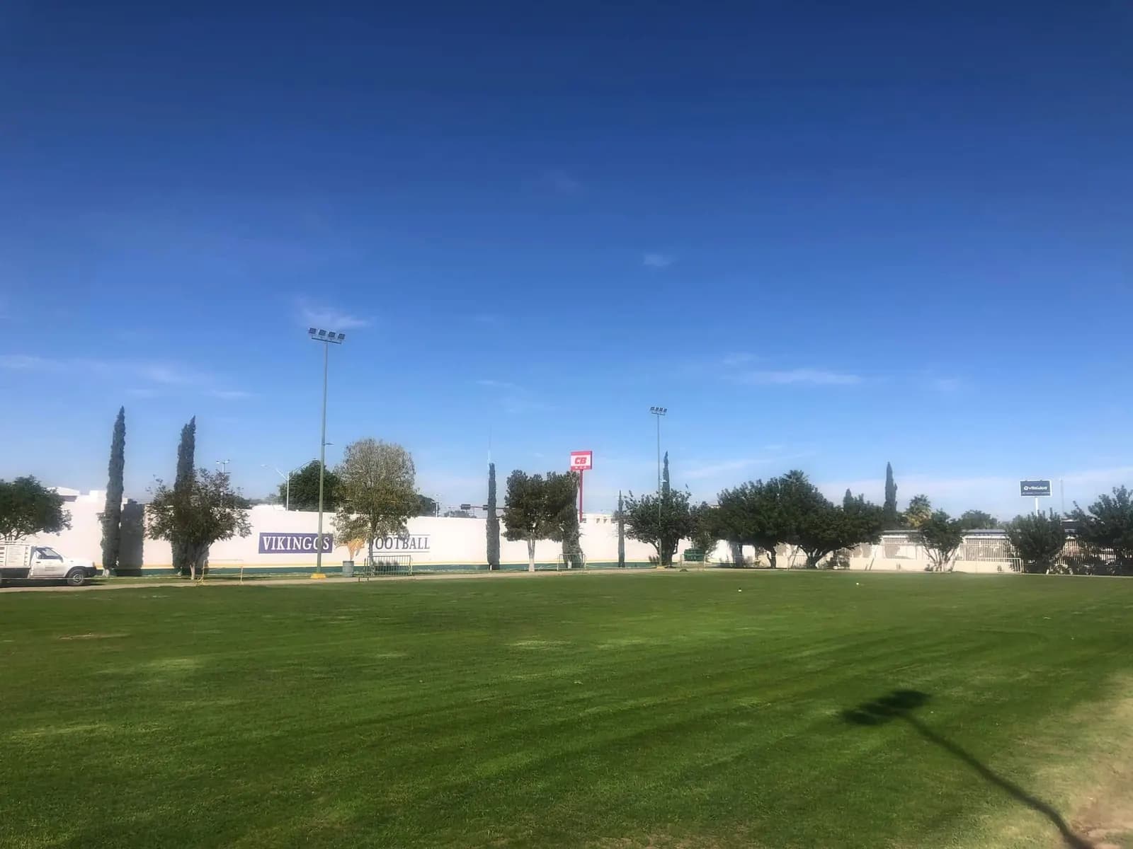 Vista amplia del campo terminado