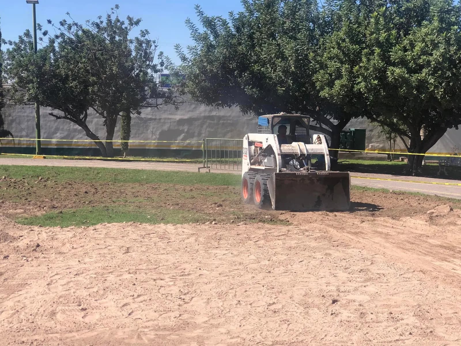 Minicargador de Garden Plus nivelando el terreno